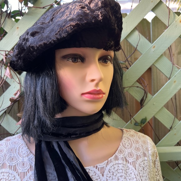 VINTAGE BLACK CRUSH VELVET BERET - Picture 2 of 7